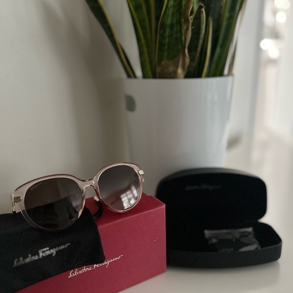❌SOLD❌ Brandnew Salvatorre Ferragamo Sunglass - Picture 9 of 13